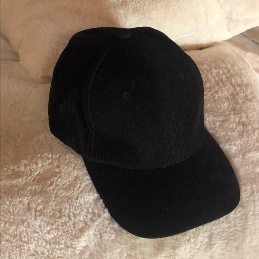 black baseball cap!
